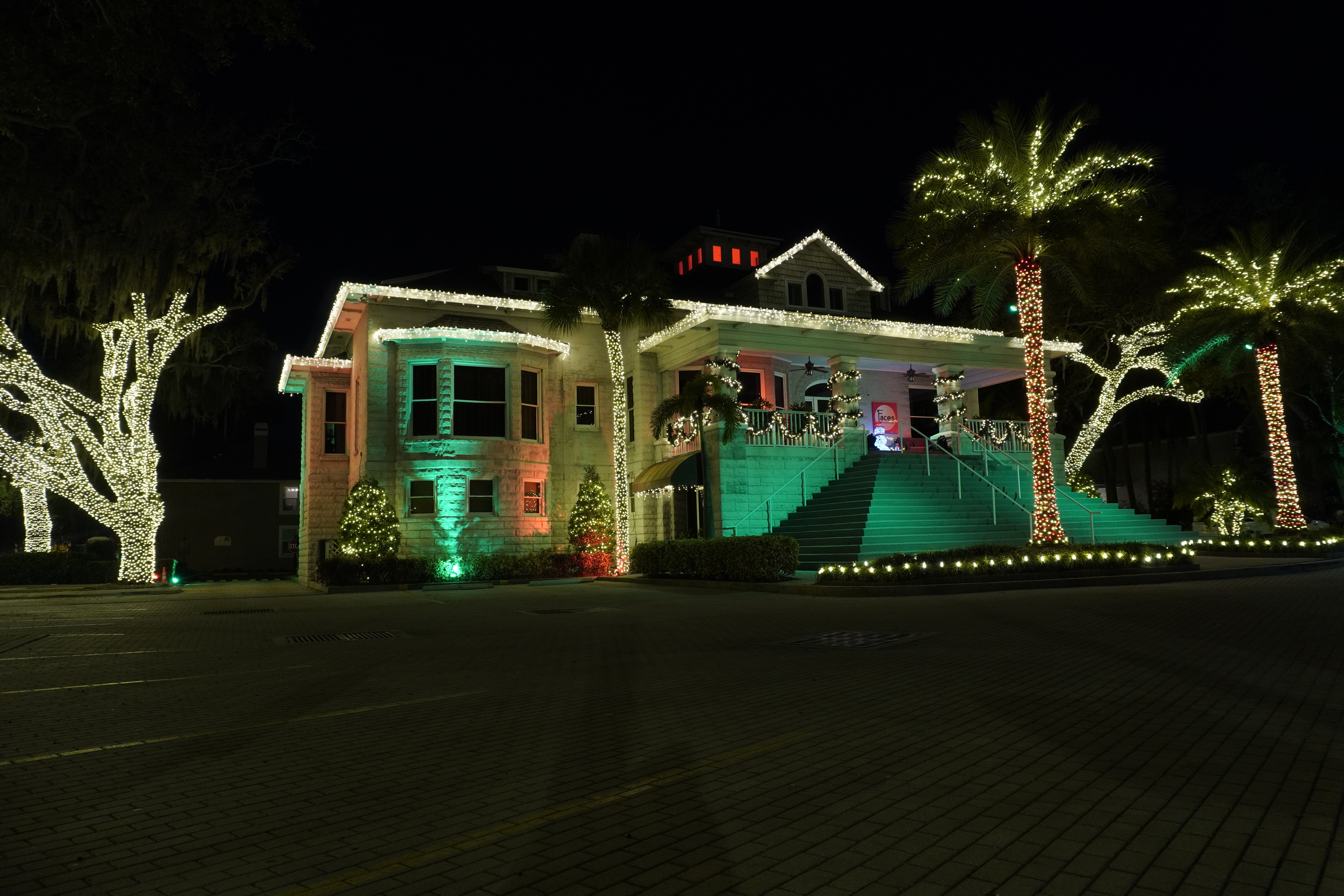 Transform Your Commercial Space into a Winter Wonderland with EO Holiday Decorating Tampa