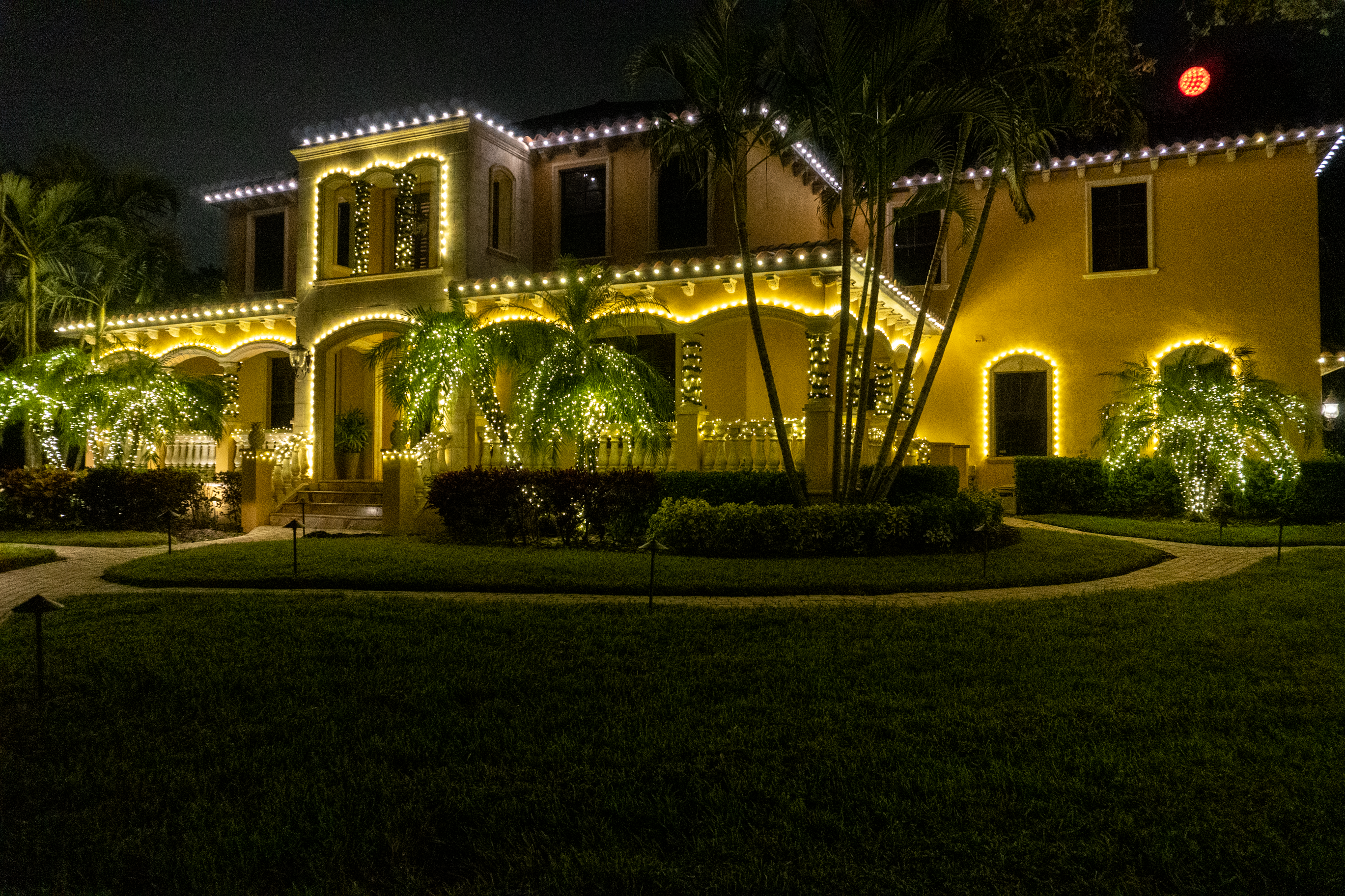 The Art of Subtle Holiday Lighting: Achieving Elegance without Overdoing It