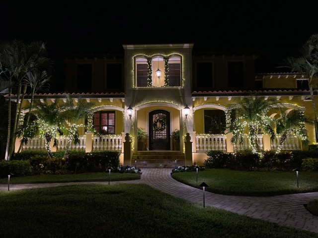 How to Choose the Perfect Holiday Lighting for Your Tampa Home